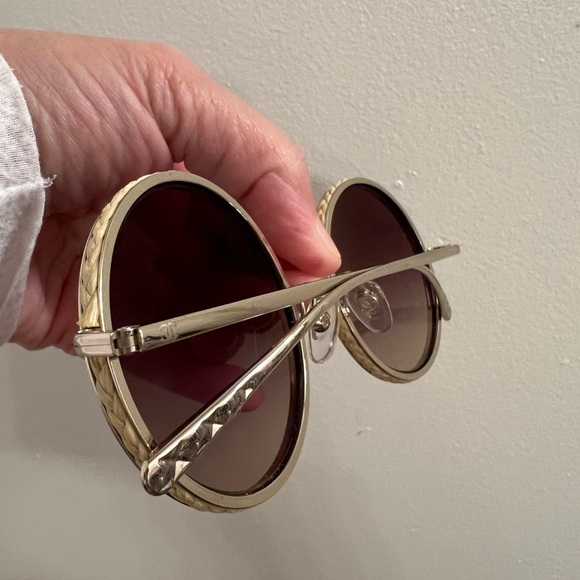 Chanel sunglasses with black leather case 🤩🌹🥰🔥 - Picture 3 of 15